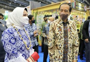 Wagub Chusnunia Chalim dan Ketua Dekranasda Ibu Riana Sari Arinal Ikuti Pembukaan Inacraft ke-22 di Jakarta yang Dibuka oleh Presiden Joko Widodo